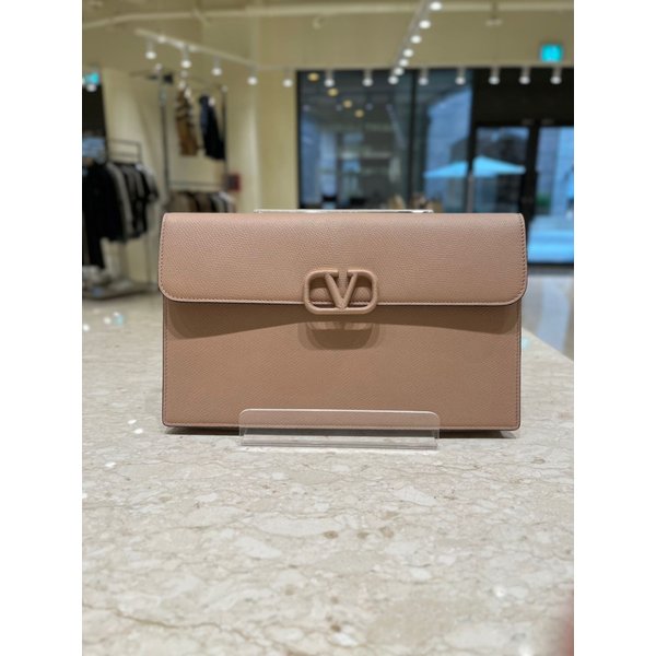 [부산점] 여성 V로고 플랫 클러치백 6W2P0T44RQR-GF9