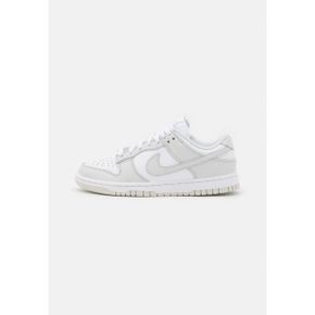 4632322 Nike DUNK LOW - Trainers white/photon dust white