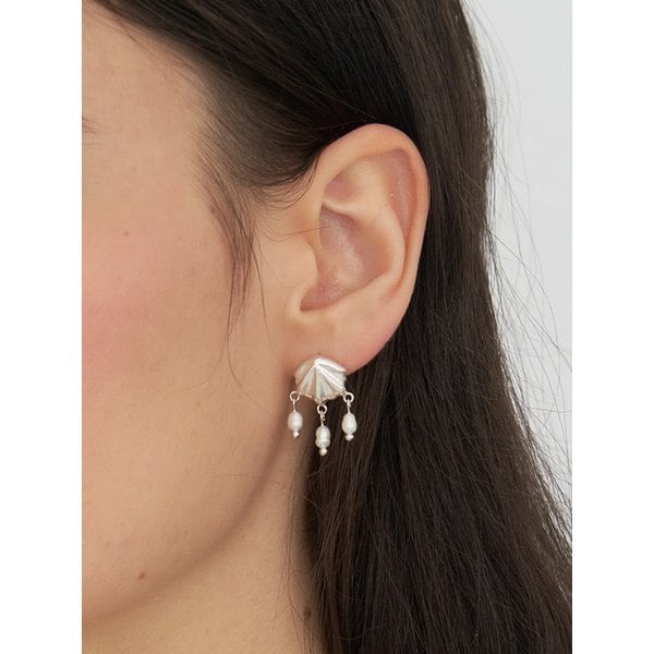Concha Pearl Drop Earring