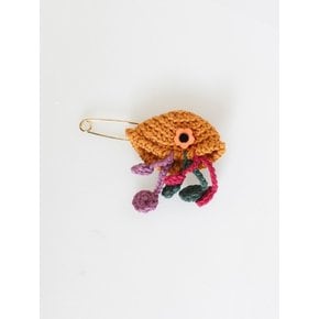 Jellyfish brooch (camel)