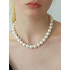 Soft Medium Pearl Necklace