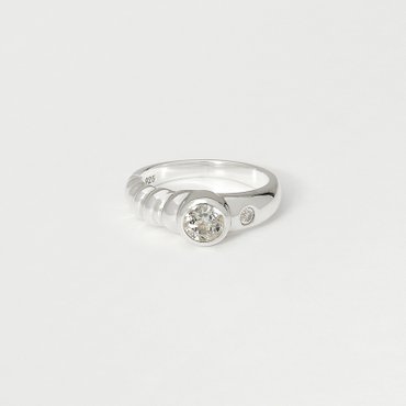 마모 goshenite and moissanite twist ring