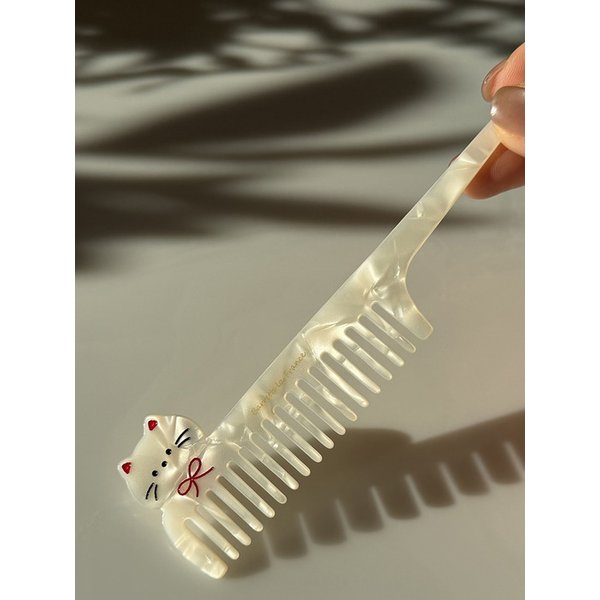 White cat hair brush