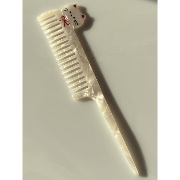 White cat hair brush