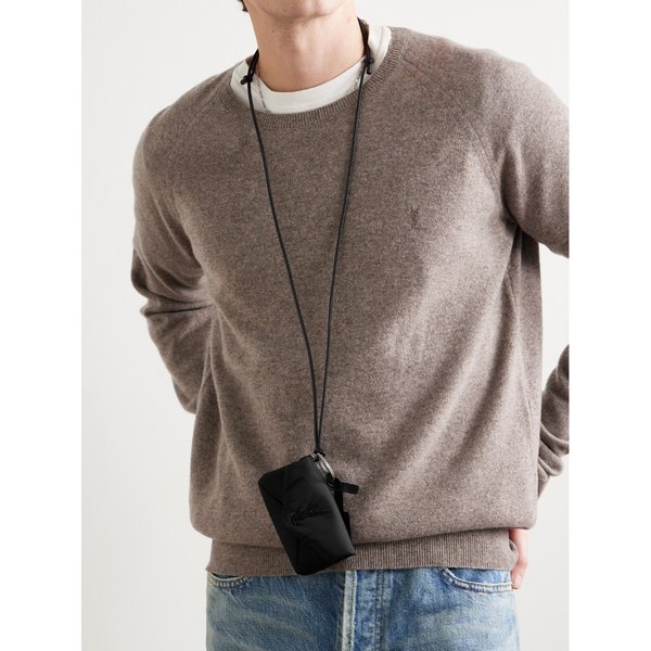 카산드르 로고 아플리케 가죽 트리밍 퀼티드 패딩 나일론 파우치 1647597346036256