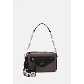 4827442 DKNY HEART OF NY COLORBLOCK CAMERA BAG - Handbag black/white