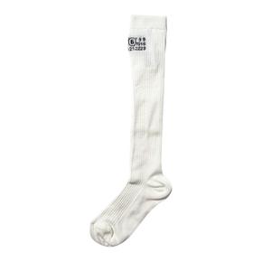 26FW MM6 마르지엘라 자카드로고 니하이 삭스 S52TL0041 M13244 101